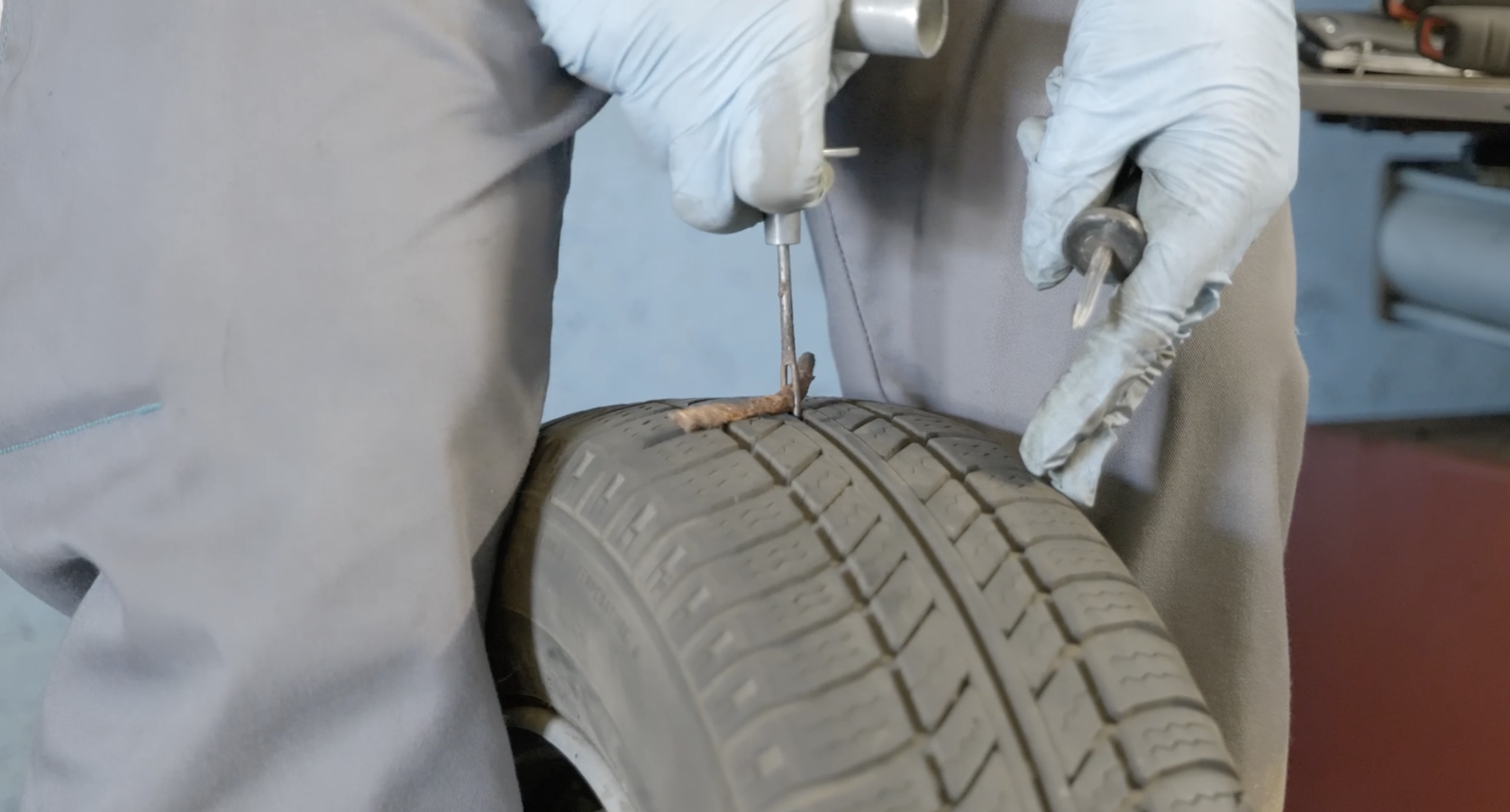 Kit réparation crevaison pneu tubeless avec chevilles champignons