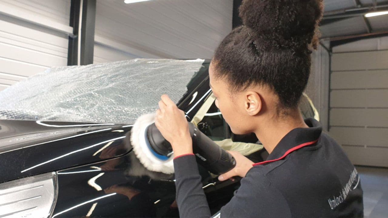 Morgane Quetier utilise une polisseuse pour sa carrosserie.