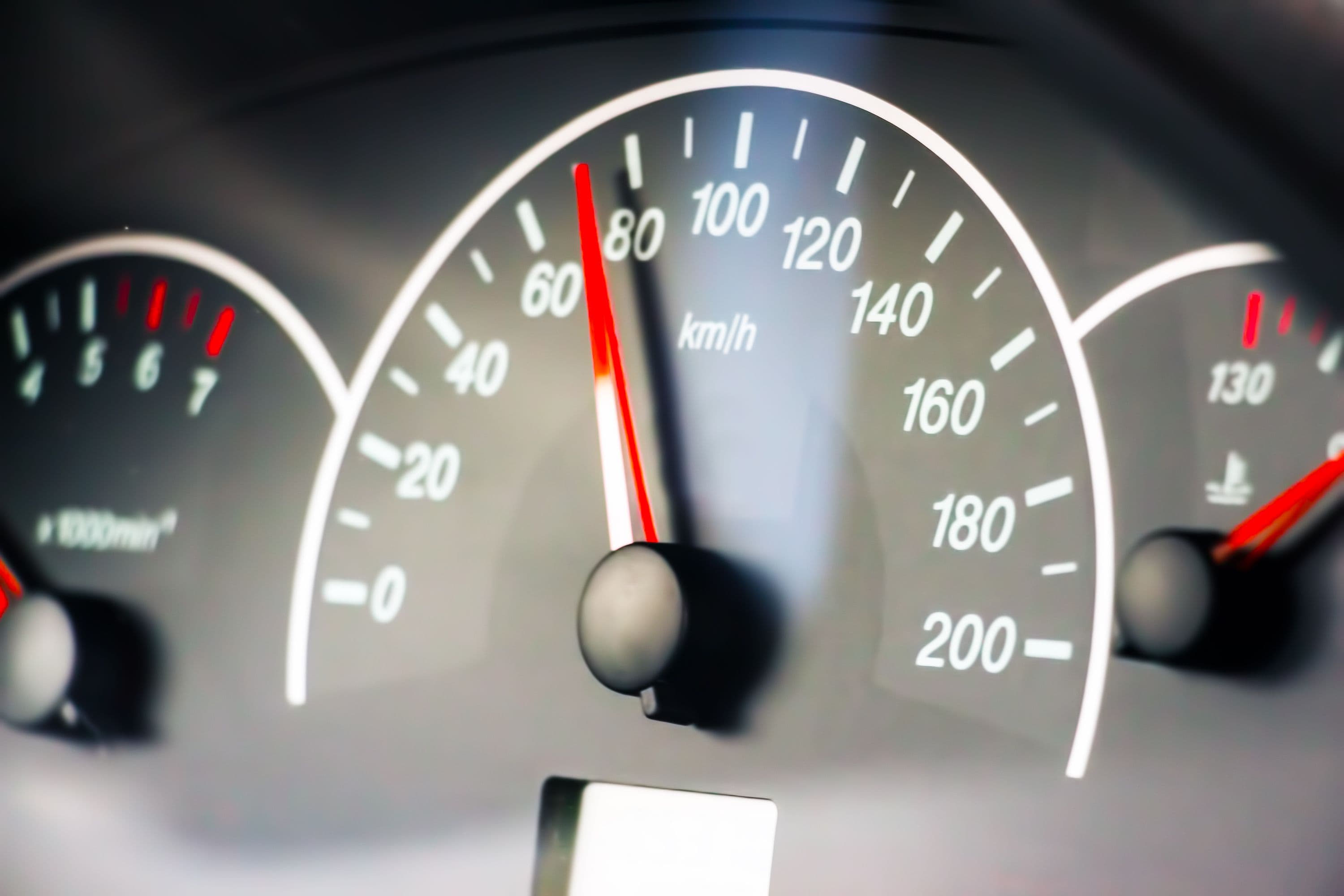 Un compteur de vitesse à 70 km/h, la vitesse optimale pour une consommation de carburant minimale