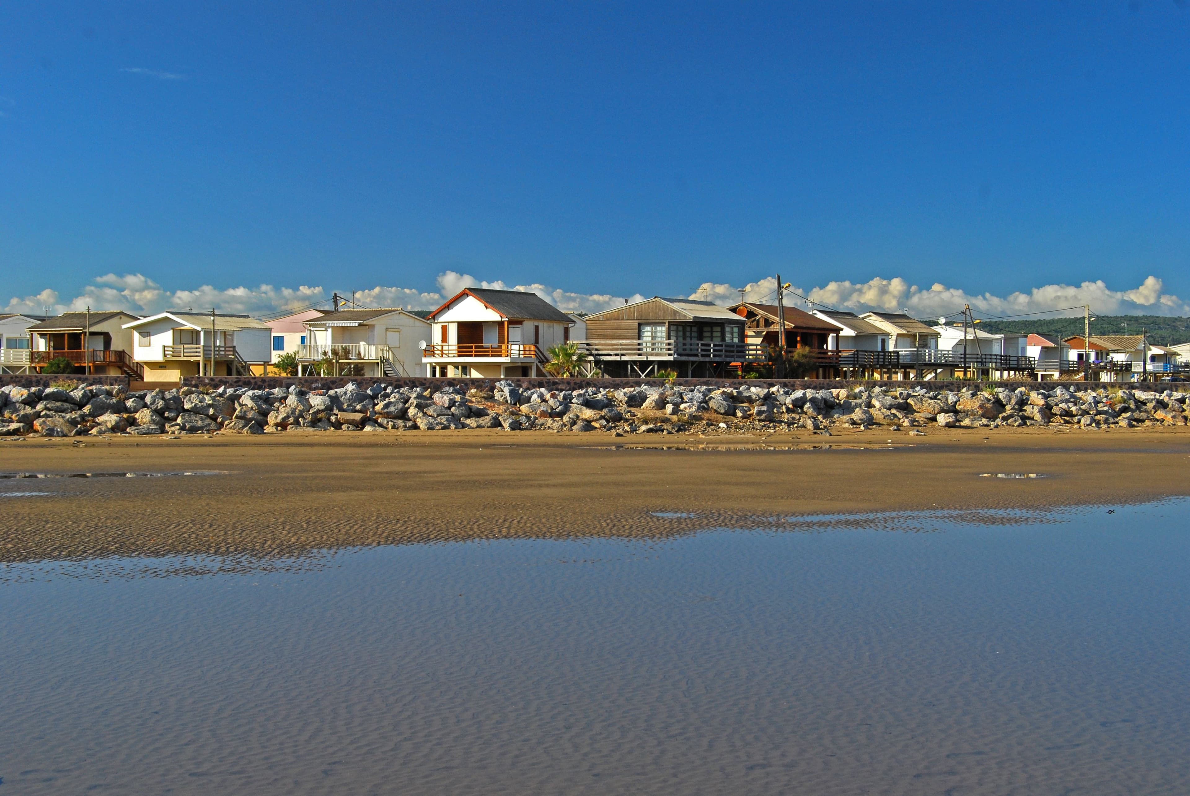 La plage des Chalets à Gruissan vous plonge dans le décor du film 37,2° le matin. ©Patrice LEMOINE