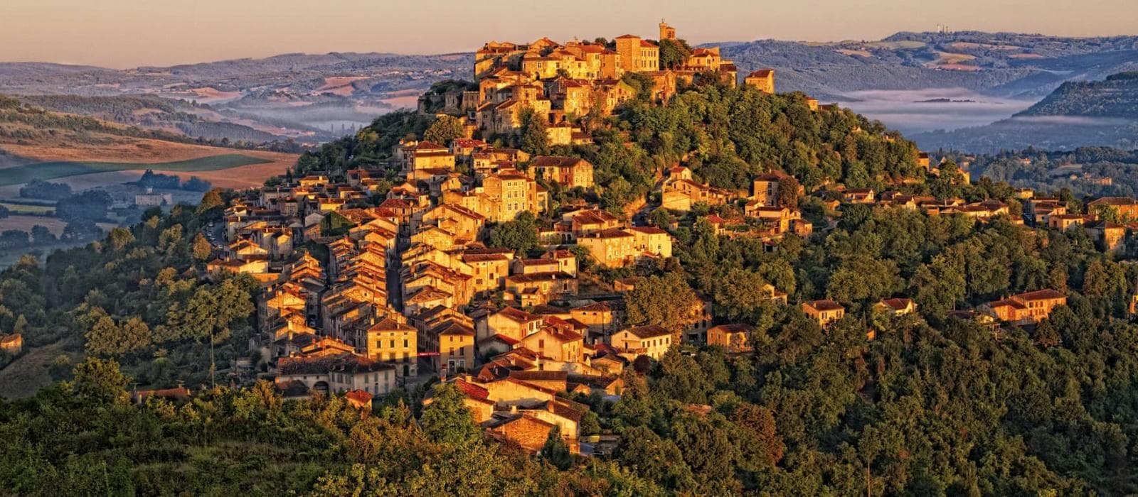 Cordes-sur-Ciel et son superbe panorama. ©TourismeOccitanie