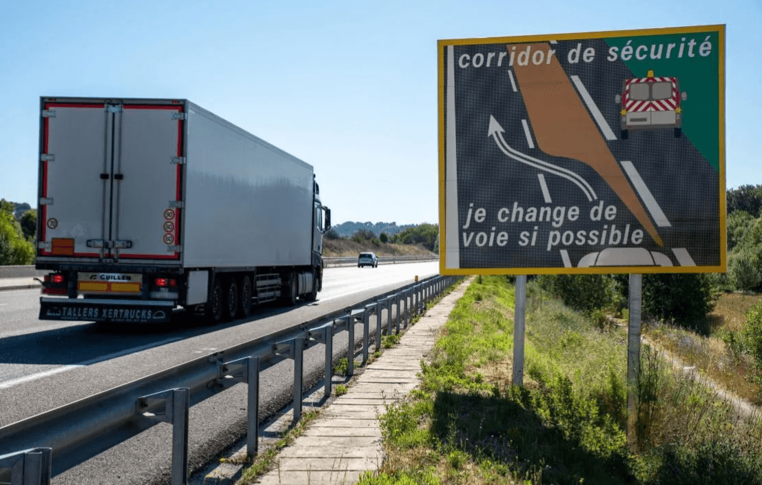 Un Gilet Réfléchissant Jaune Et Un Triangle De Signalisation Se Trouvent  Sur Le Capot De La Voiture Sécurité Sur La Route En Cas De Panne Ou D'arrêt  Sur L'autoroute