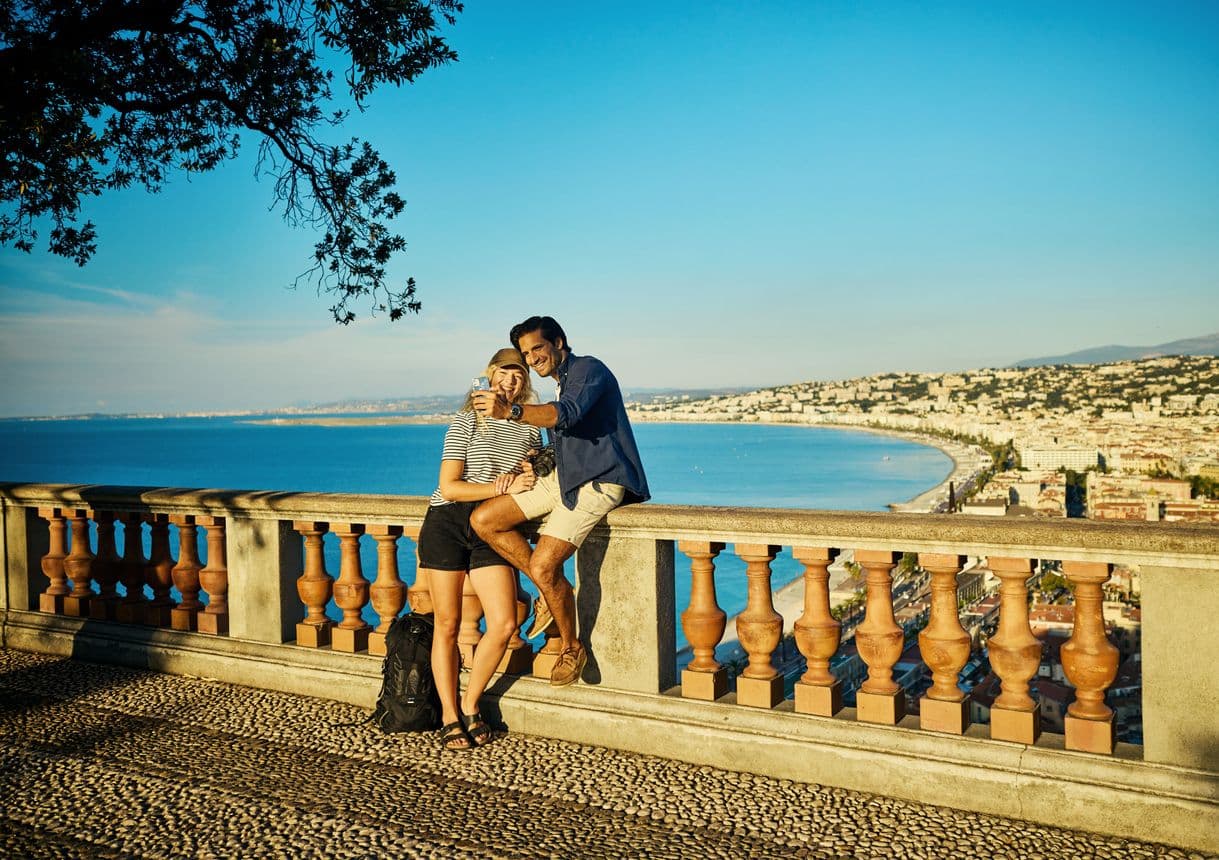 Un couple se prenant en photo sur les hauteurs de Nice. 