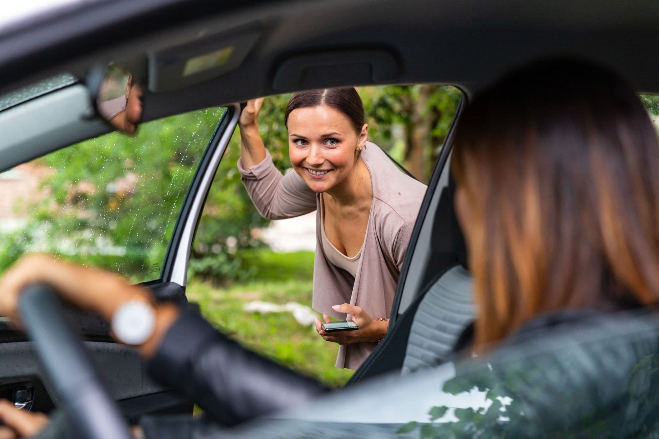 Une femme prend un covoiturage