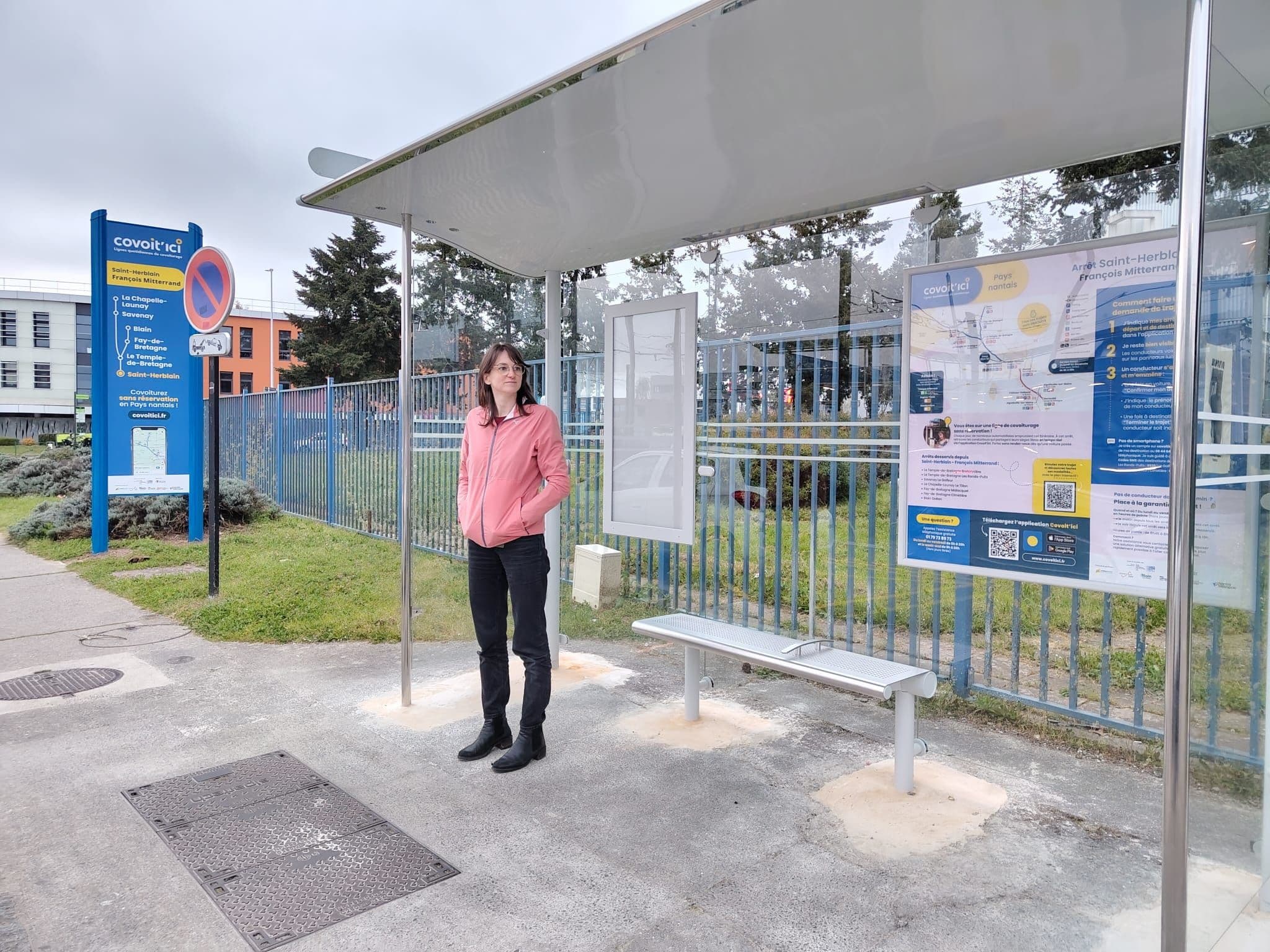 Une femme attendant à un arrêt dédié au covoiturage à Nantes.