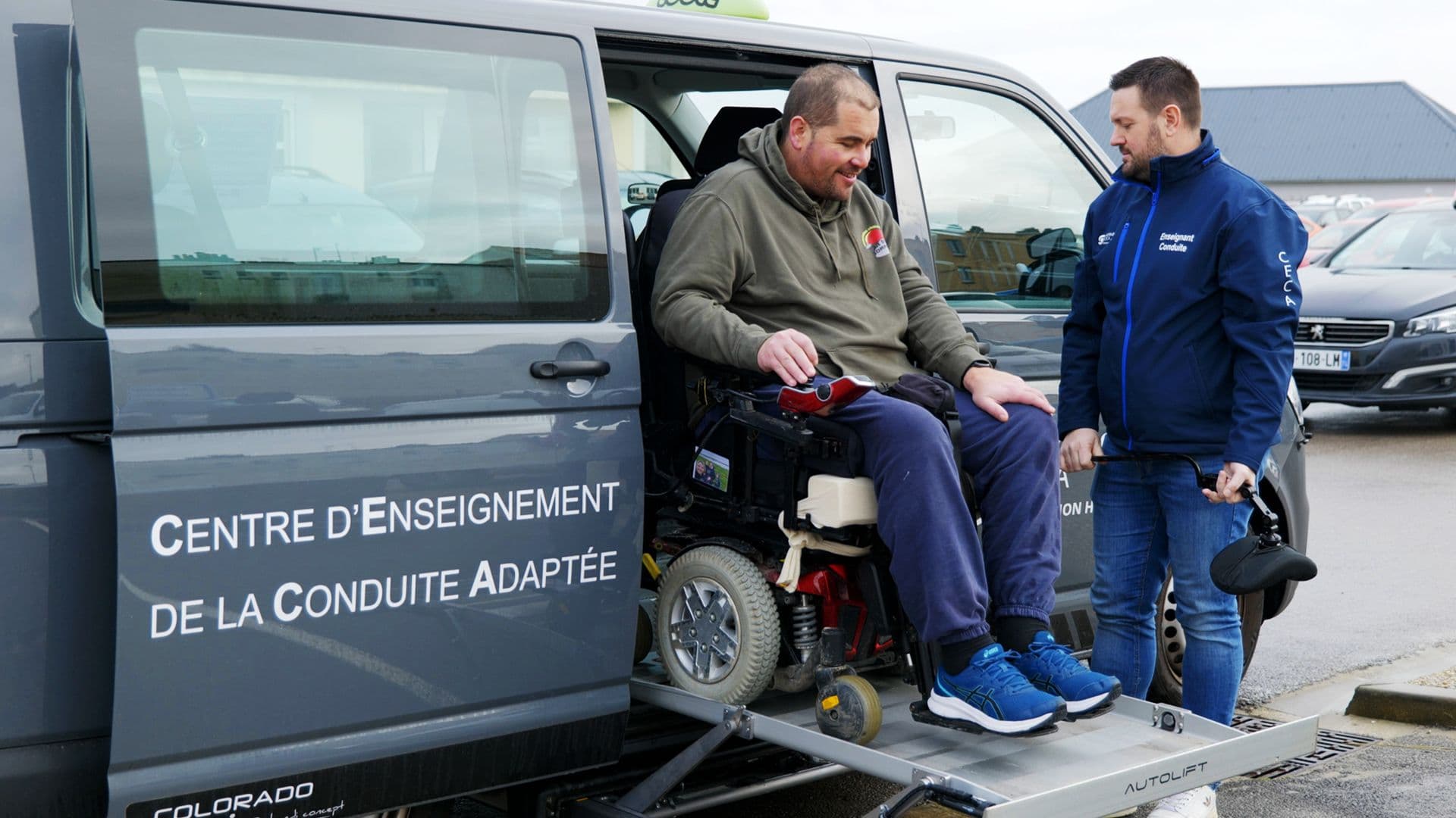Fabien qui monte en voiture de l'auto-école, le CECA.