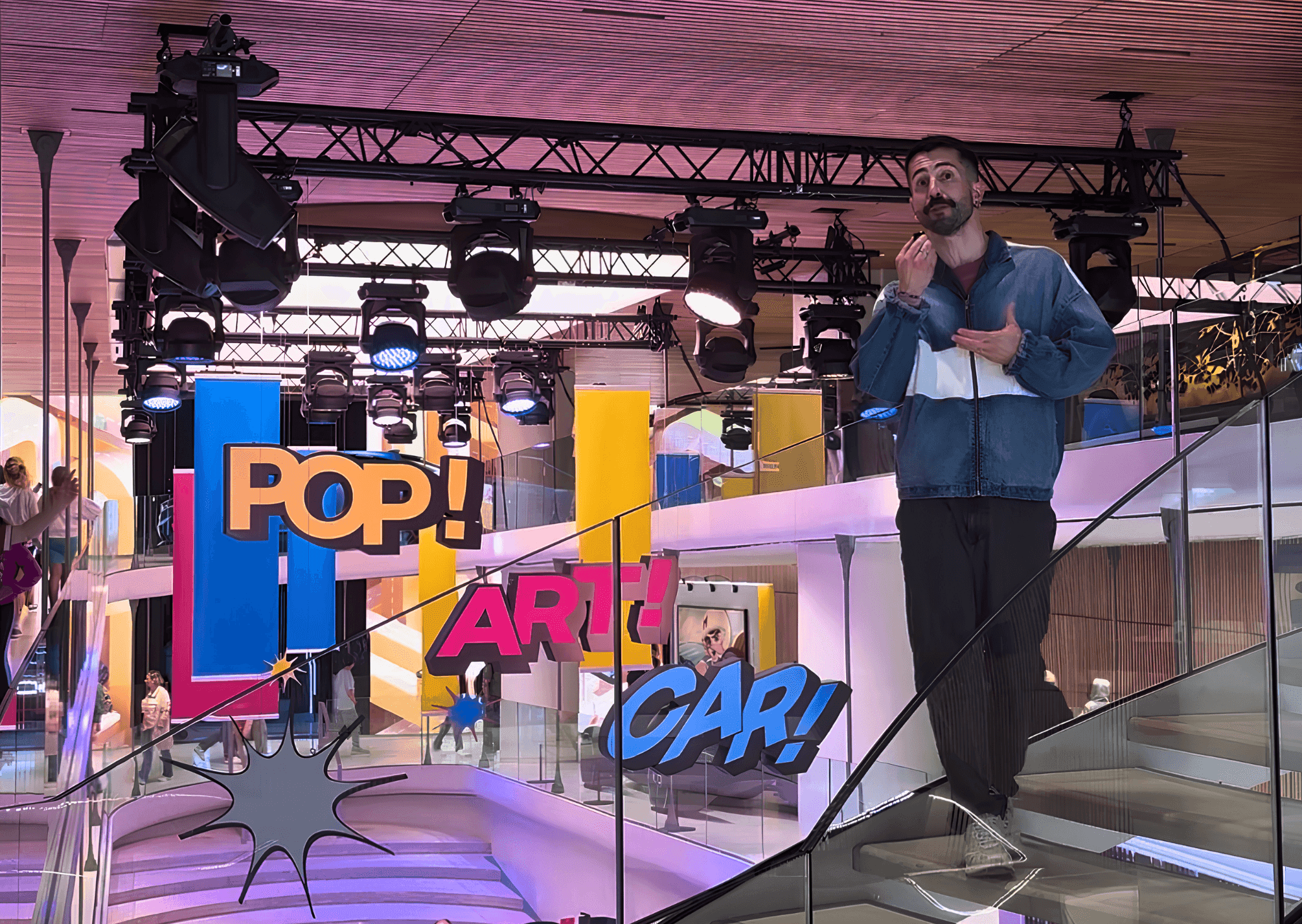 L'exposition Pop Art Car au Défilé Renault - The Carwalk sur les Champs Elysées, vue intérieure