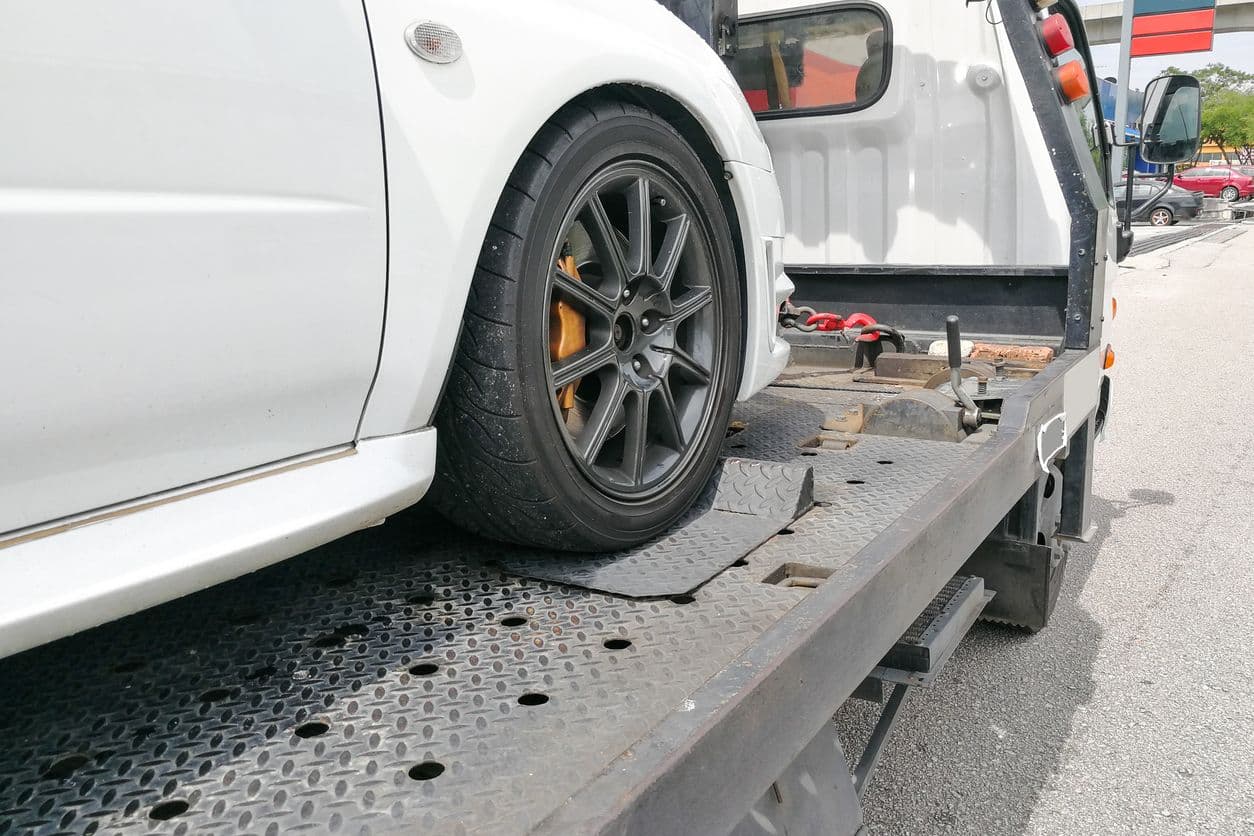 Voiture remorquée sur dépanneuse.