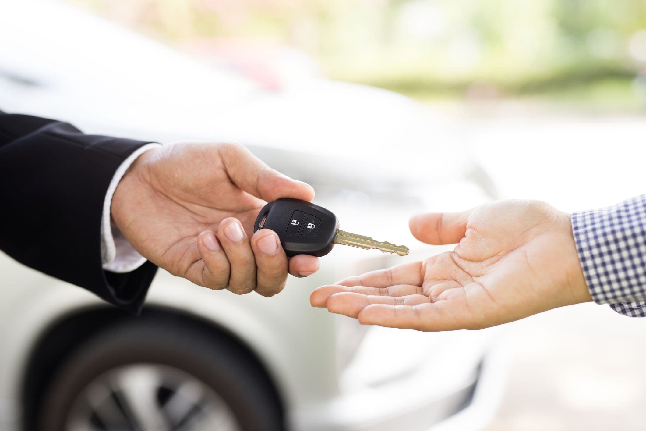 Don de voiture : un automobiliste donne remet ses clés de voiture à son donataire