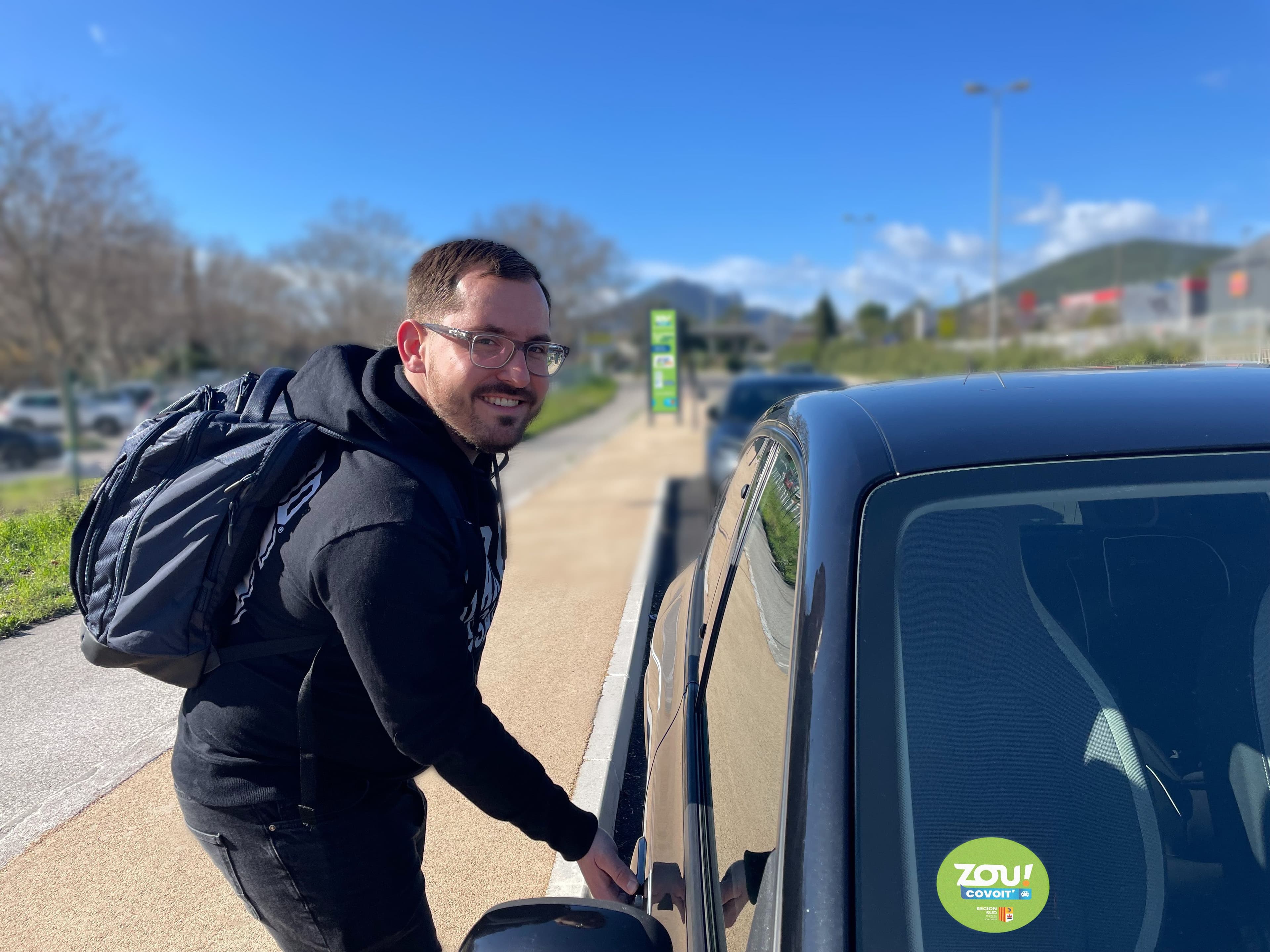 Dorian utilise l’application ZOU ! COVOIT’.