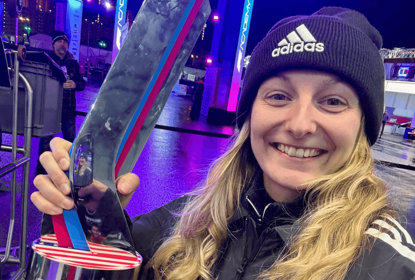 Doriane Pin tenant fièrement son trophée pour la F1 Academy.