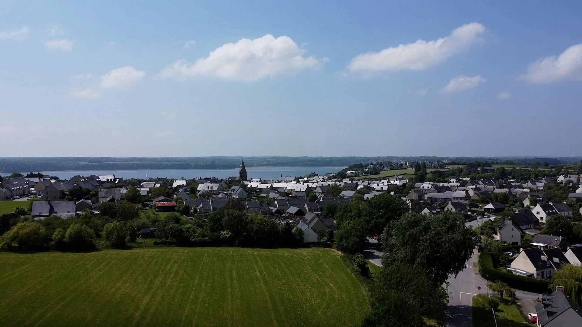 La petite commune de Saint-Suliac est bordée par l'estuaire de la Rance. ©Roole