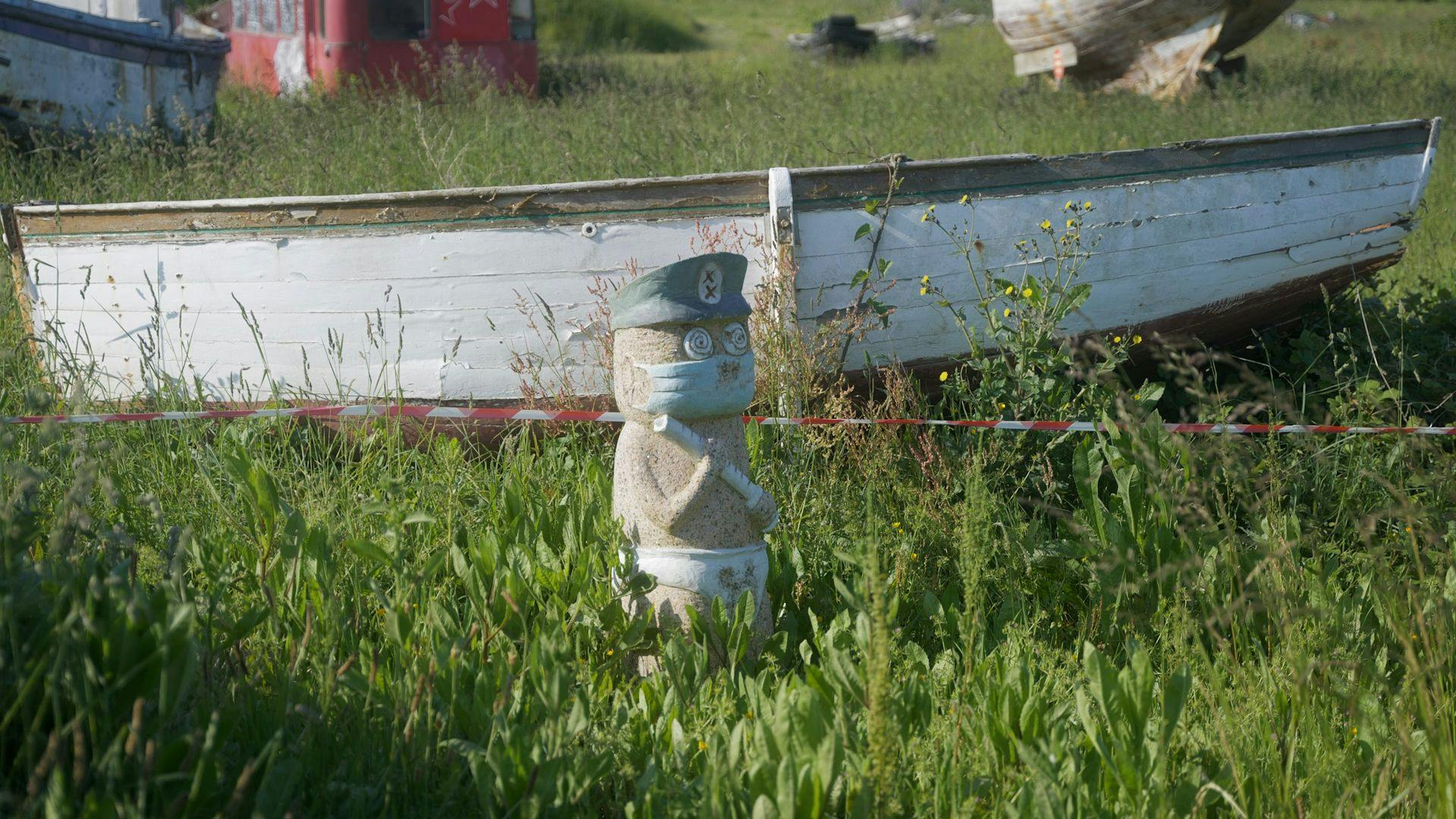 Ces statuettes ont été découvertes à l'été 2023... Depuis, elles ne cessent d'intriguer locaux et touristes ! ©Roole