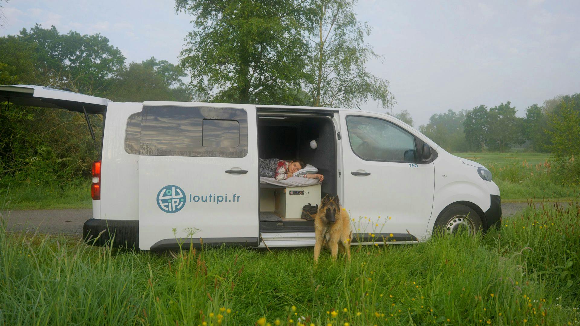 Premier réveil en pleine nature ! Nous sommes prêts à découvrir la Bretagne en van électrique ! ©Roole