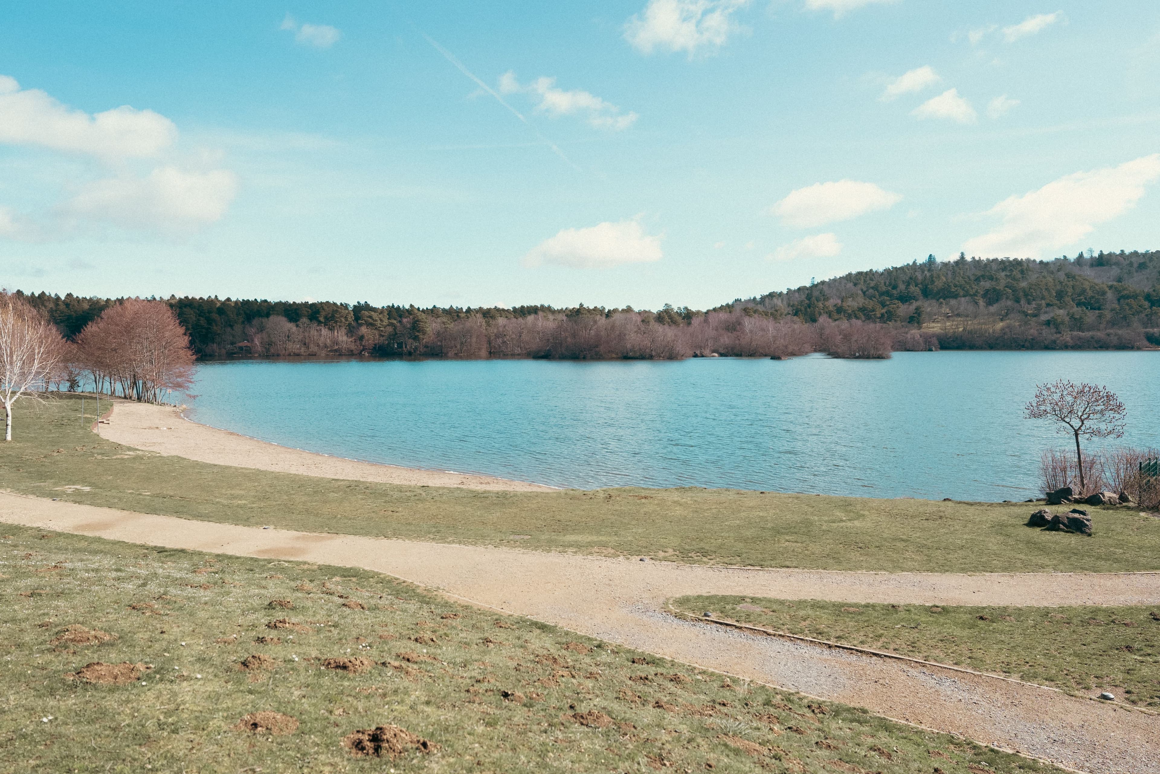 Halte au Lac d'Aydat pour se ressourcer le temps de la recharge.