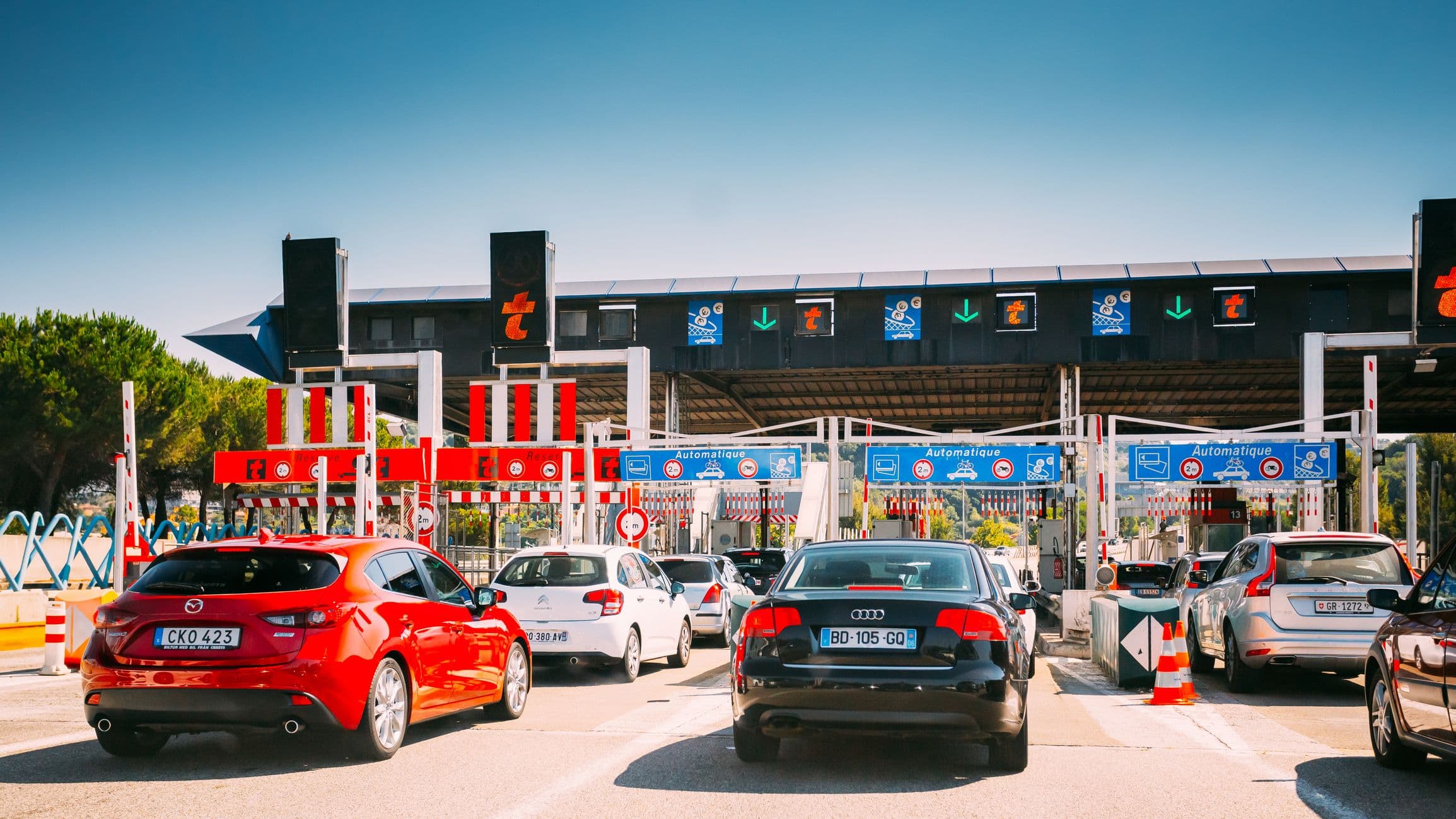Une file d'attente au péage sur l'autoroute, un jour de forte affluence, classé rouge par bison futé