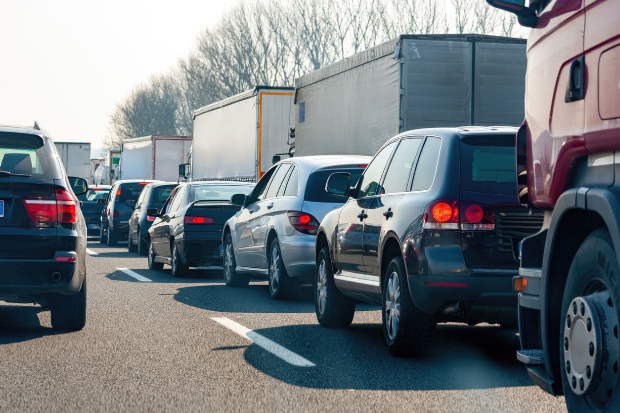 Des voitures dans un embouteillage.