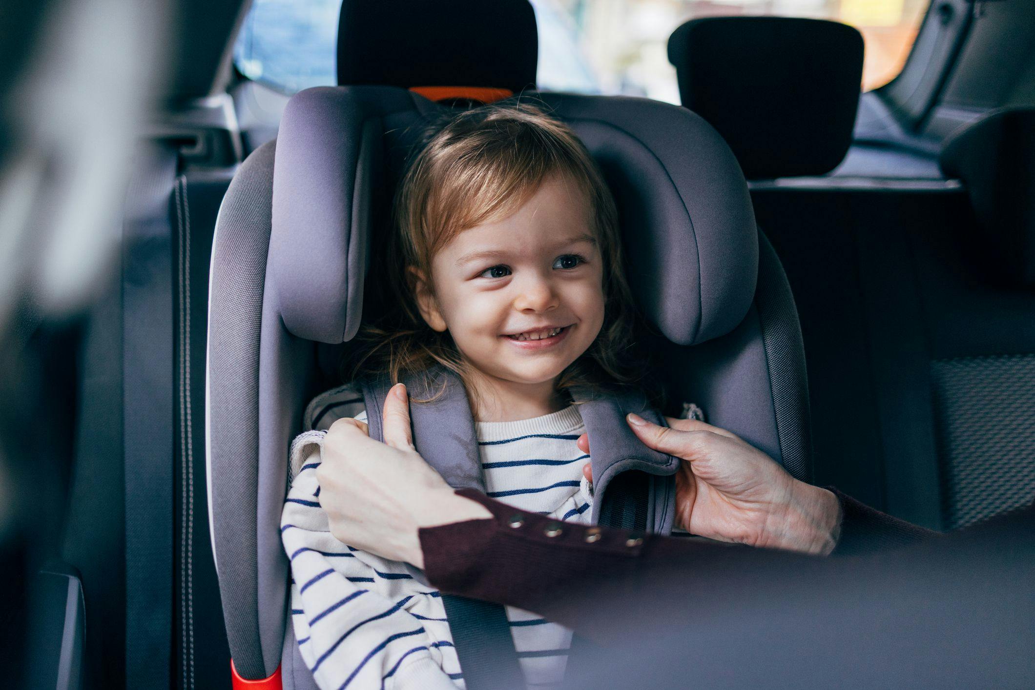 Petite fille assise dans un siège auto