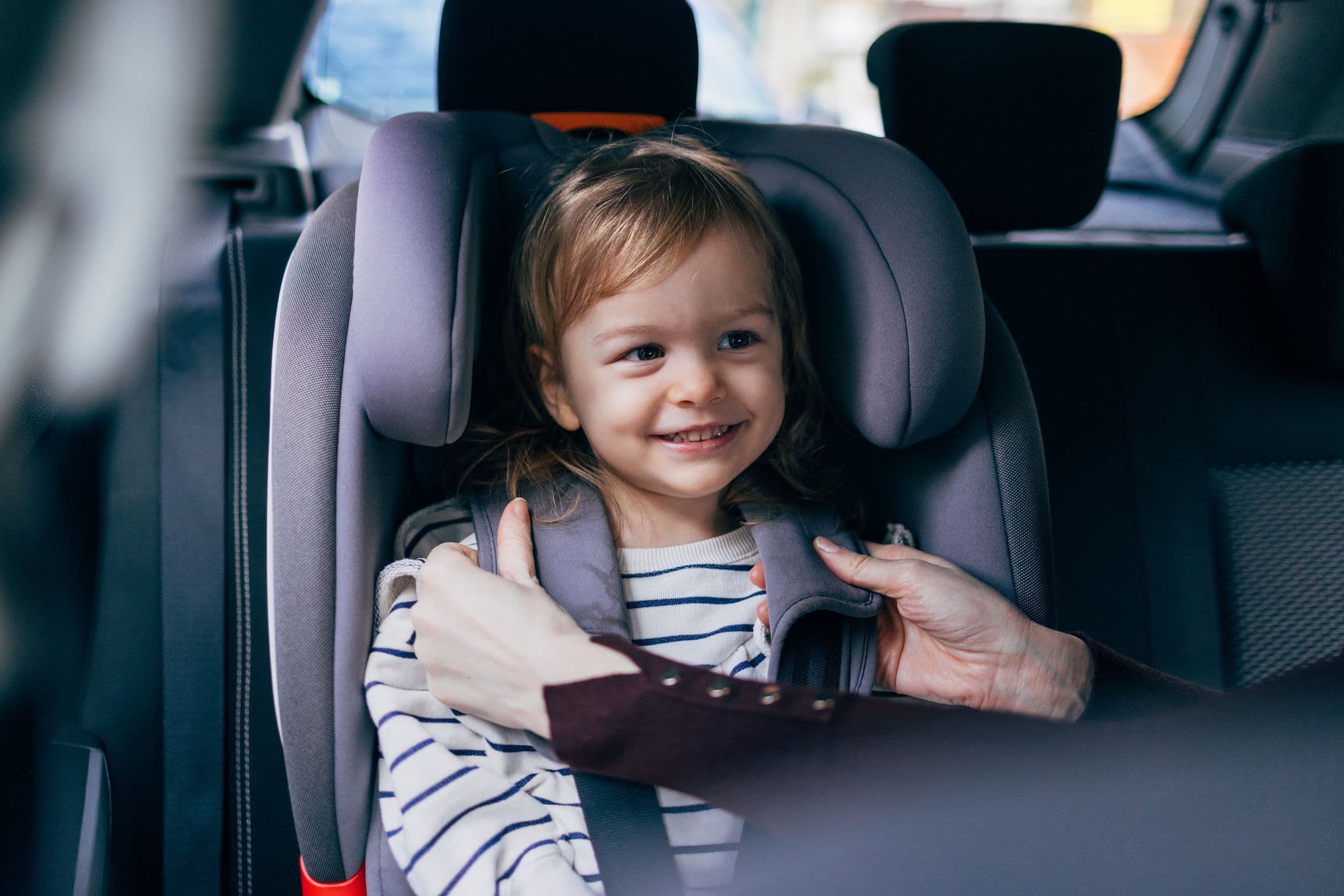 Petite fille assise dans un siège auto