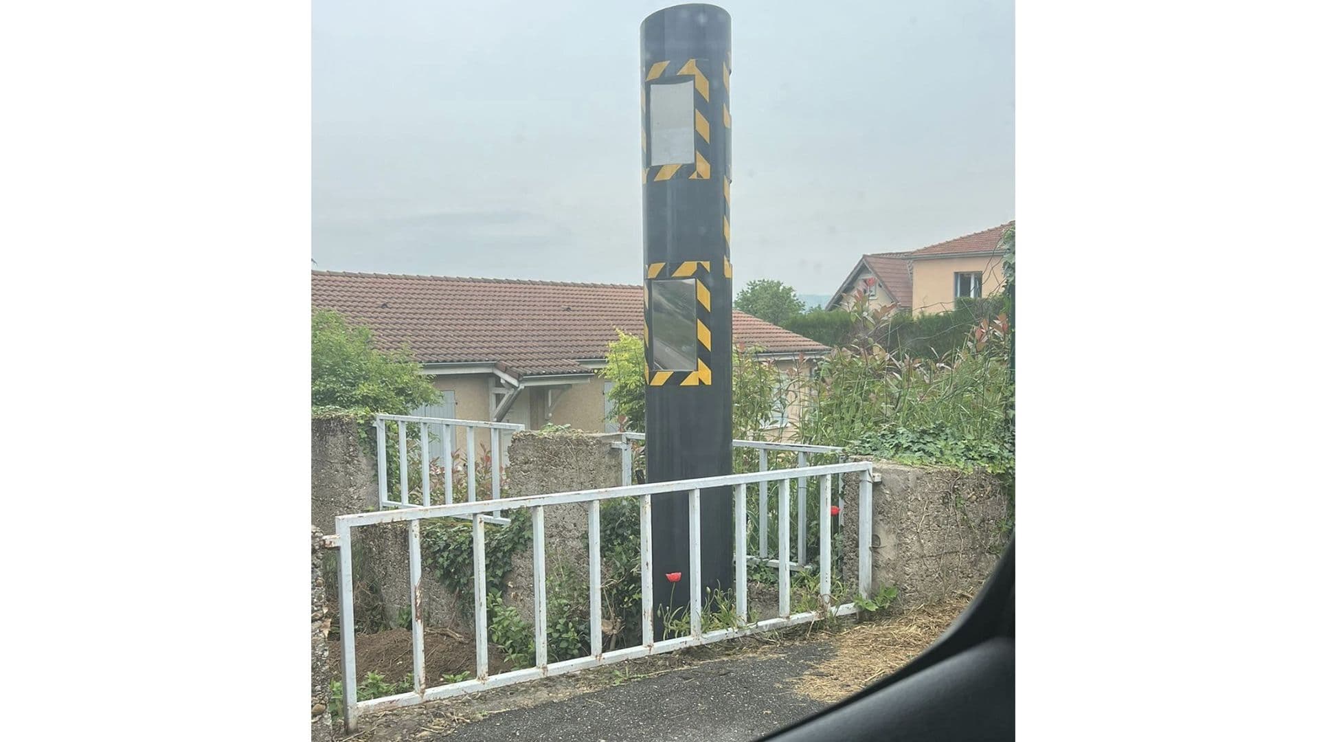 Faux radar installé à Clonas-sur-Varèze ©Créa Grave Rage / Facebook