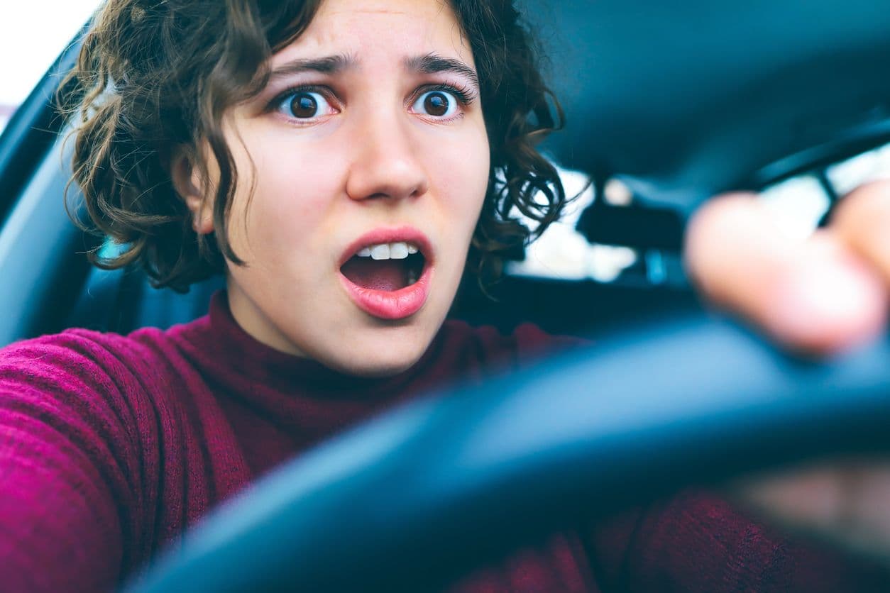 Femme apeurée au volant