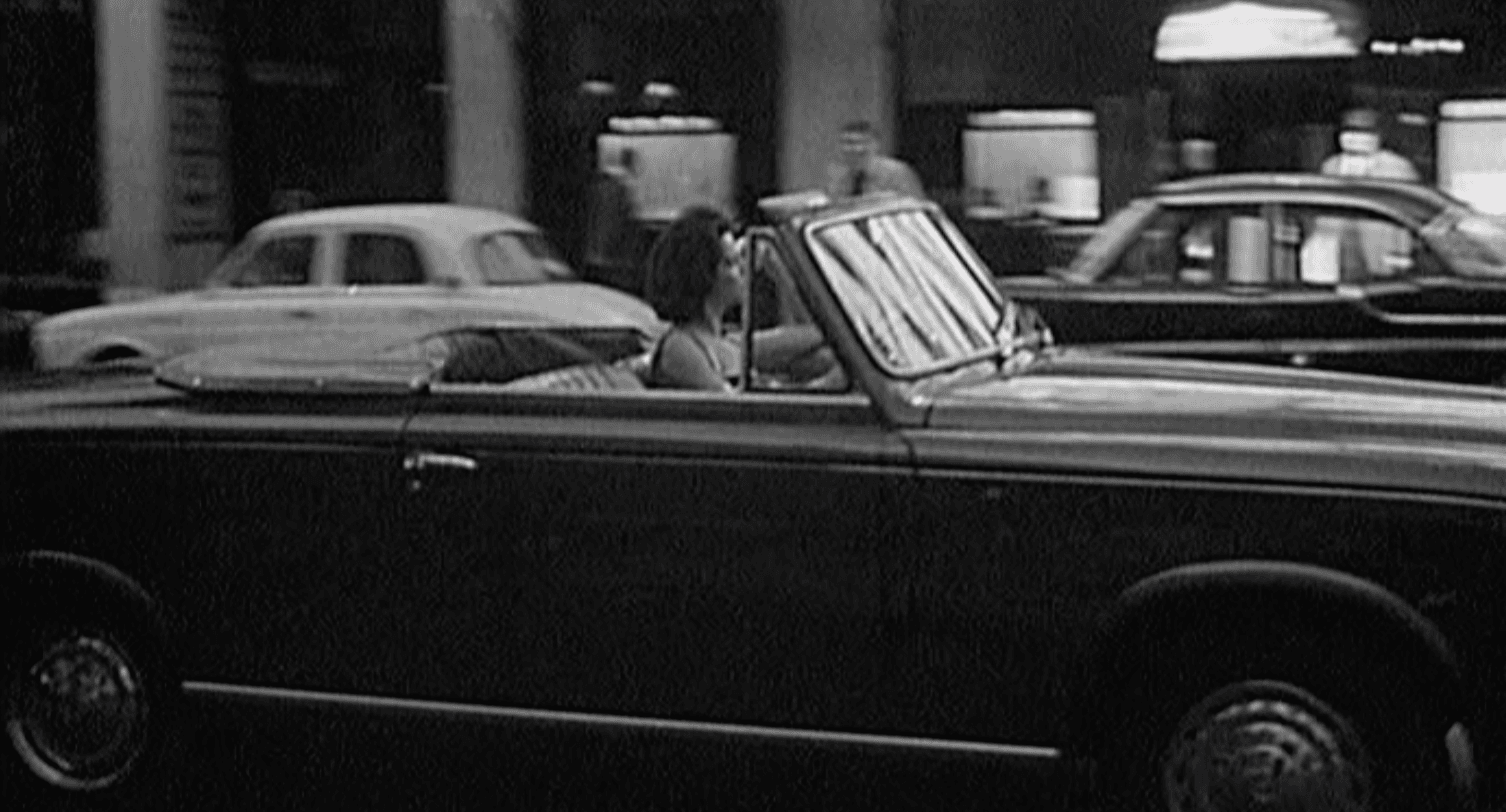 Une femme au volant d'une voiture en 1959. ©INA