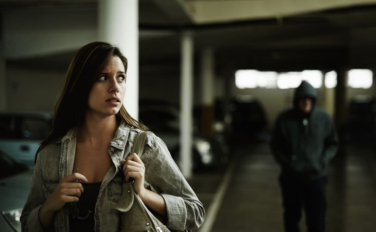 Suivie par un individu, une femme a peur dans un parking.