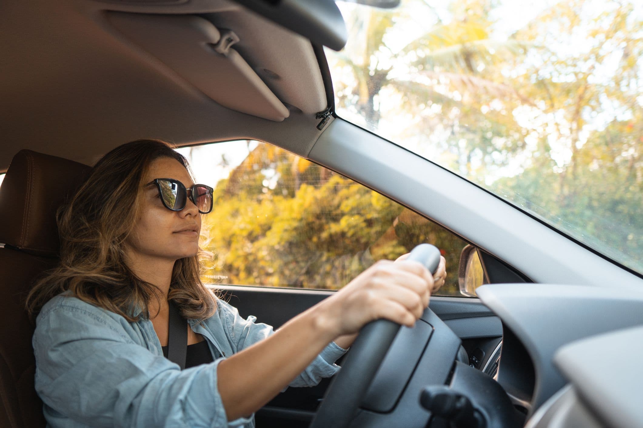 Une femme au volant.