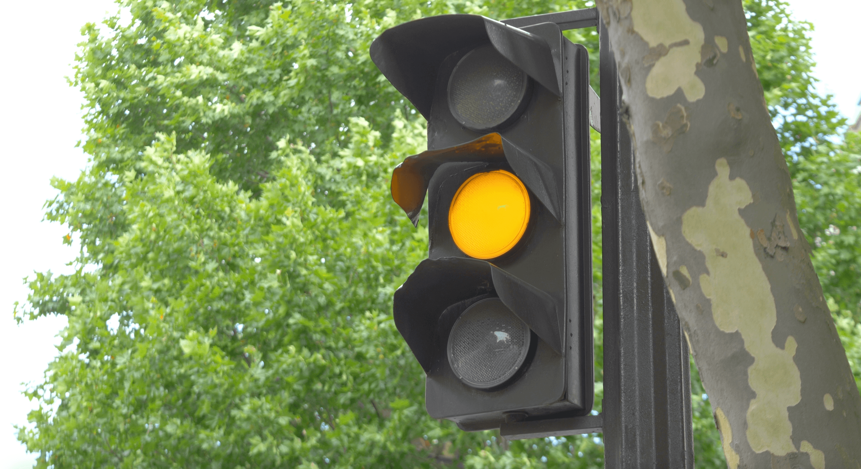 Passer à l'orange à un feu tricolore est-il autorisé ?