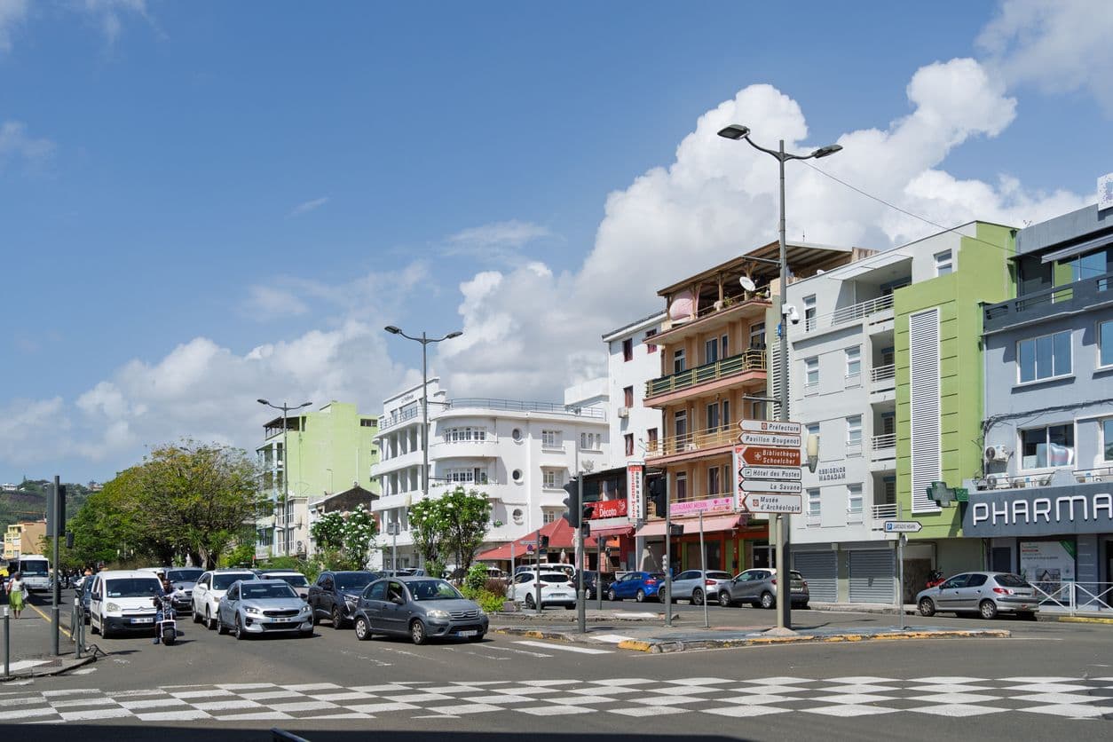 Des voitures qui circulent dans le centre-ville de Fort de France, en Martinique. 