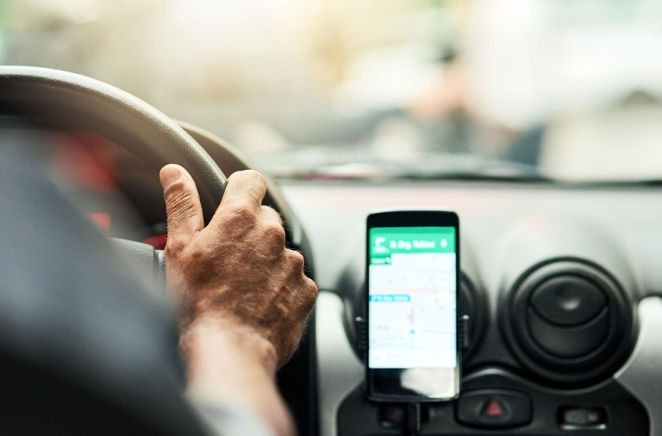 GPS sur le téléphone en voiture.