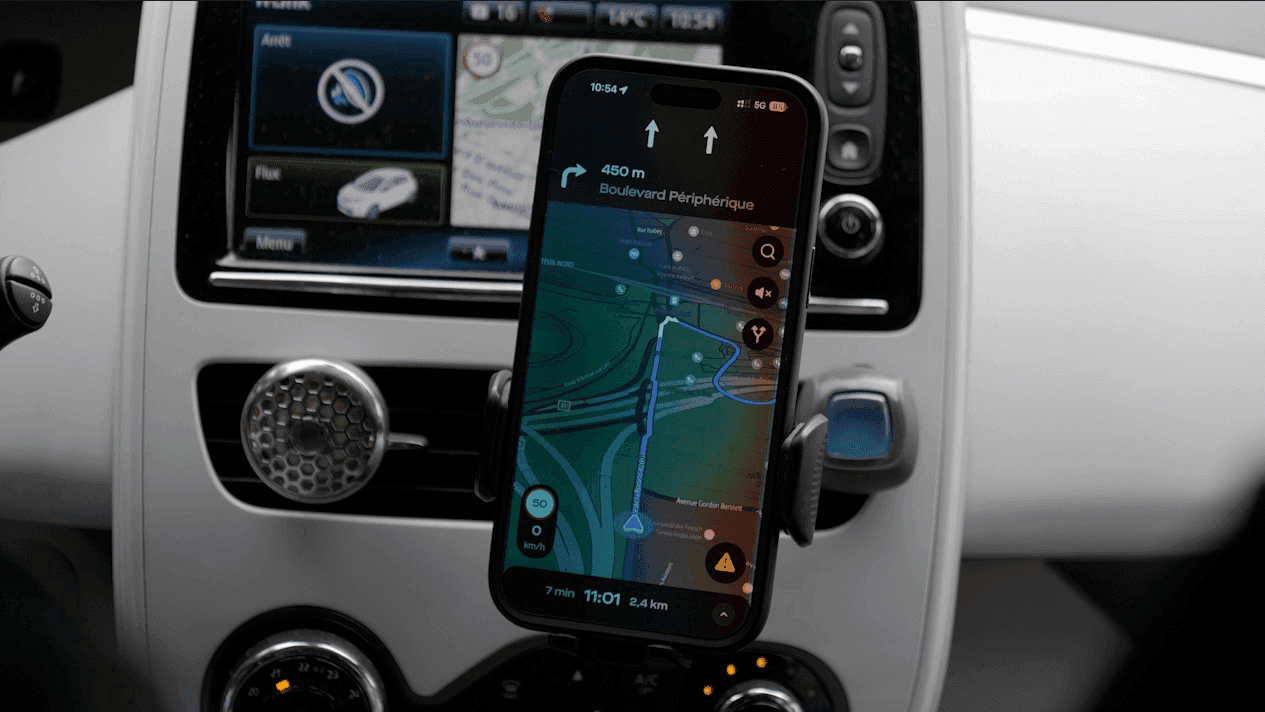 Un smartphone posé sur un socle dans une voiture en mode GPS