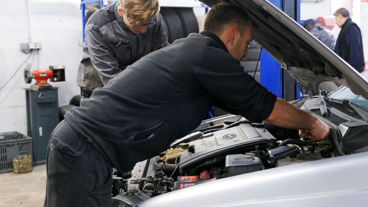 Deux mécaniciens au sein du garage solidaire ATAO.