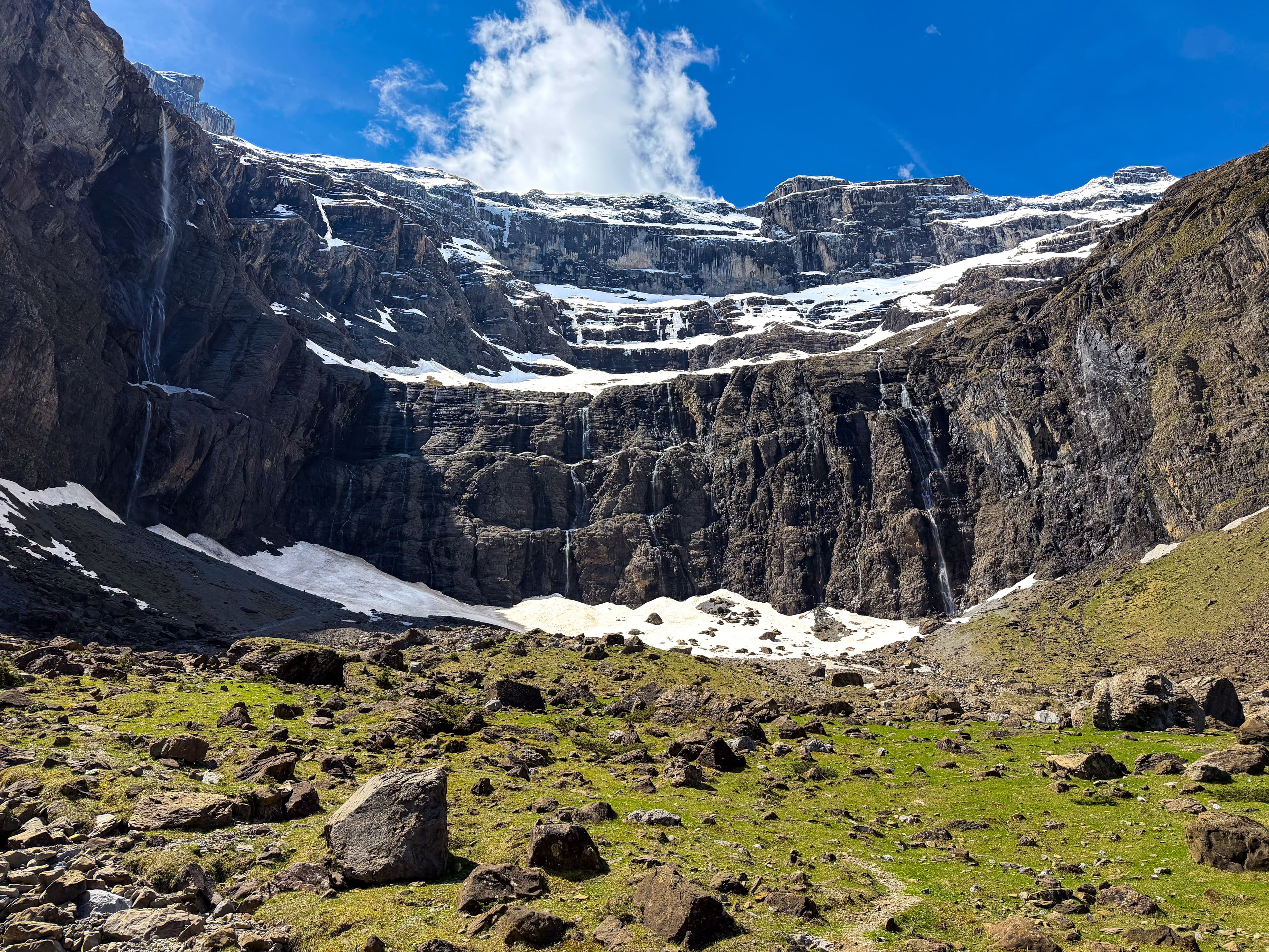 Le Cirque de Gavarnie est un site incontournable si vous voyagez dans les Pyrénées. ©Nature Voyages Découvertes