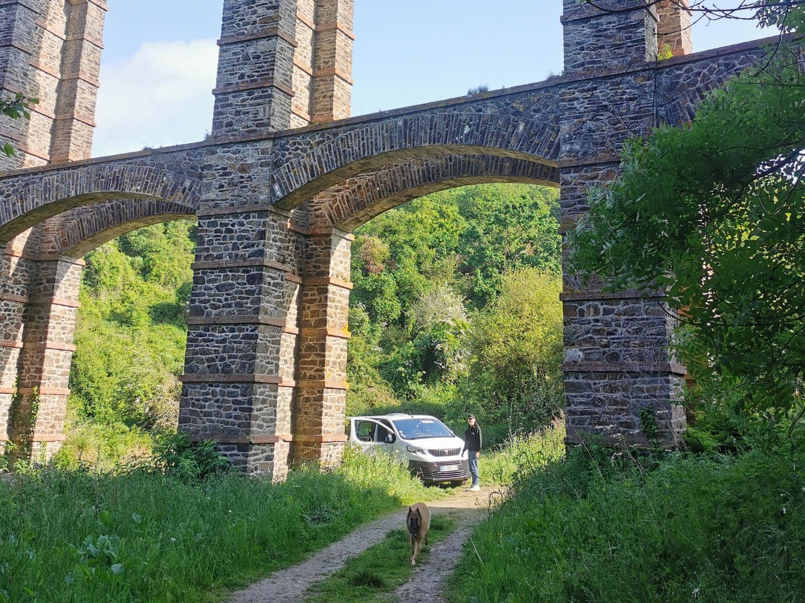 Une petite pause bucolique au pied du viaduc de Douvenant... ©Roole