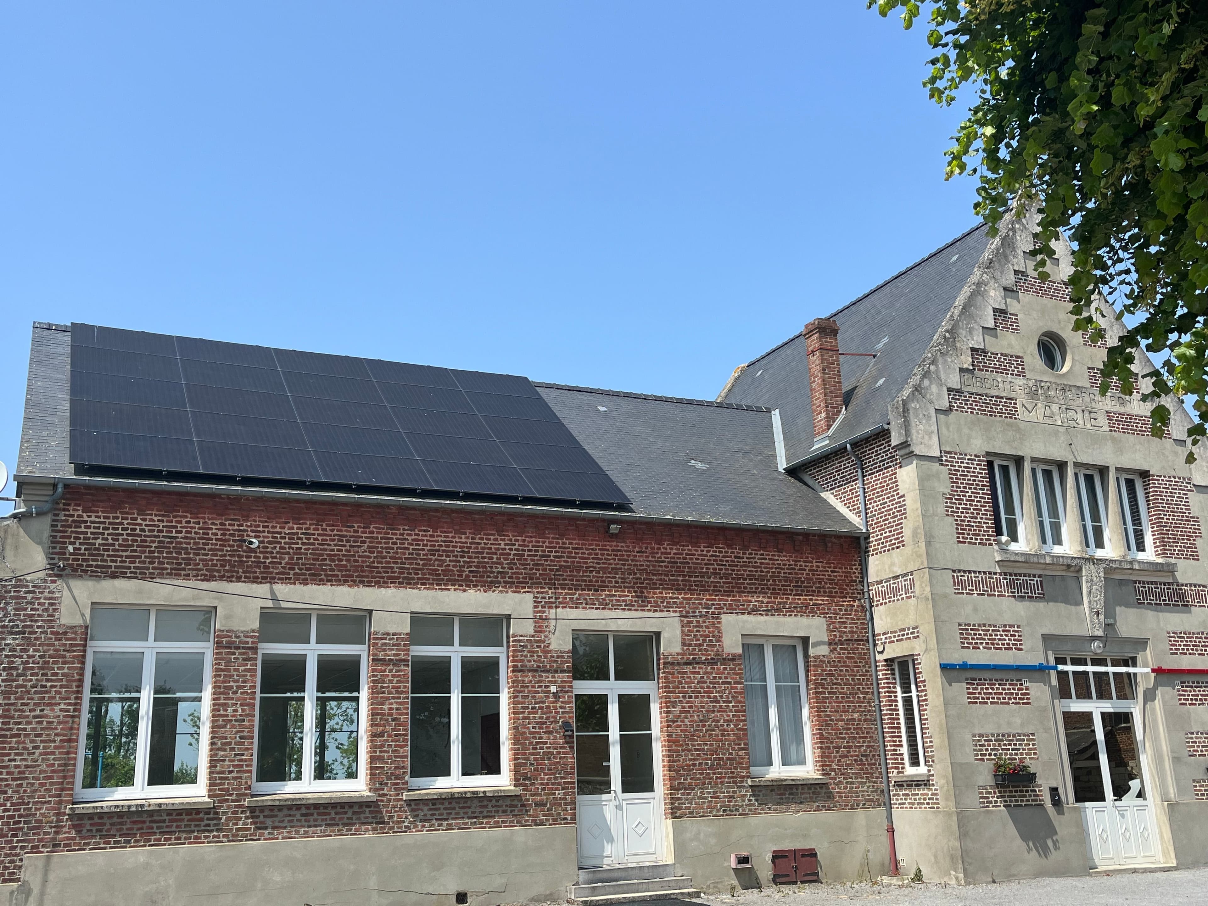 Des panneaux solaires sur le toit de la mairie de Montigny-en-Arrouaise. 