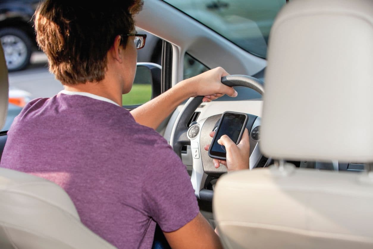 Jeune Conducteur À L'intérieur De La Voiture Sur La Route À La