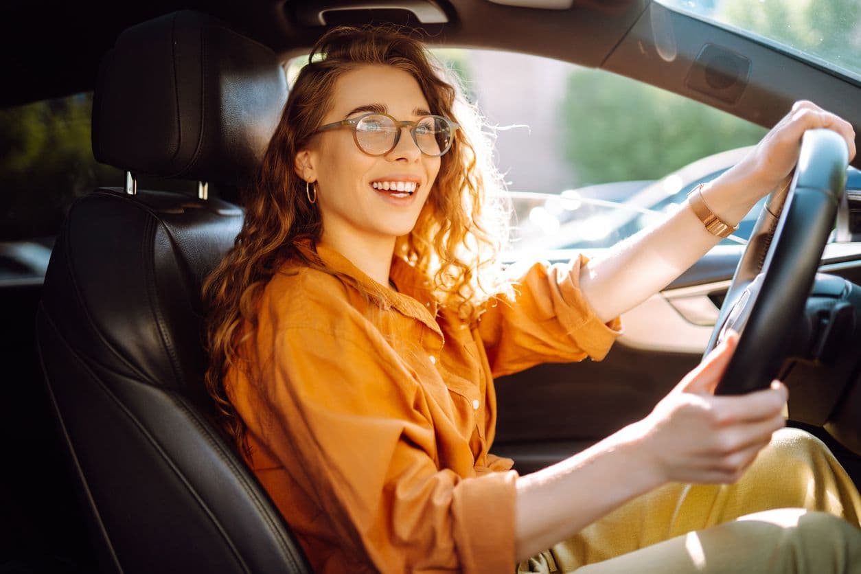 Jeune en voiture