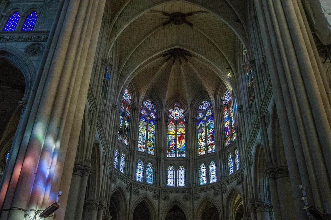 Les vitraux de la basilique à La Chapelle Montligeon. ©Le Petit Explorateur