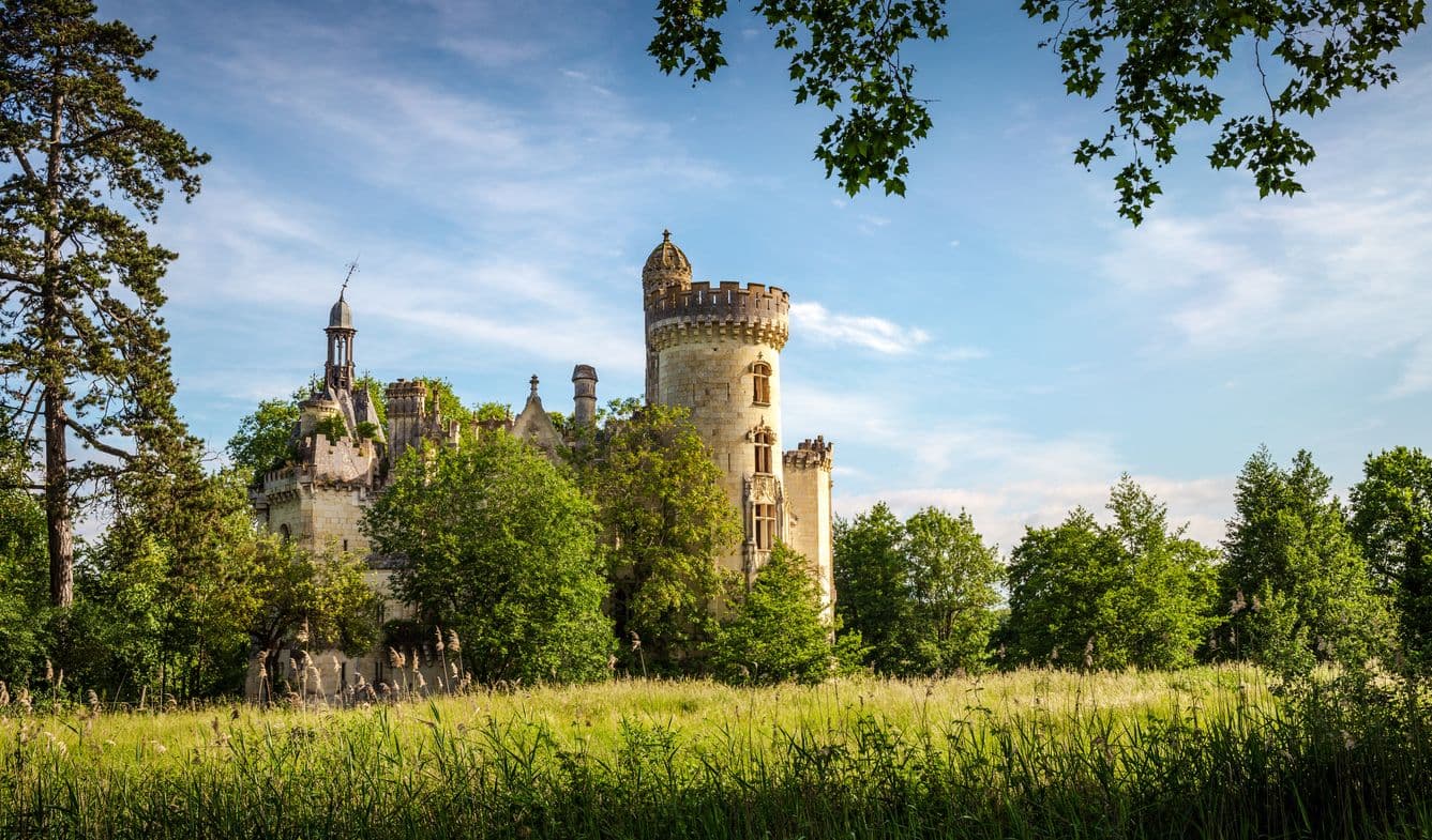 Le château de la Mothe Chandeniers sous le soleil.