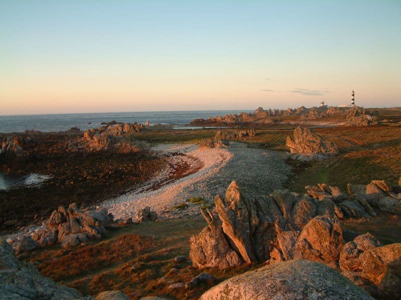 Apprécier la beauté sauvage de la Pointe du Pern au coucher du soleil. ©Office de Tourisme île d'Ouessant