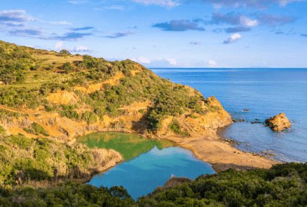 La plage de Terranera entre mer et lac ©Flavio Vallenari - IStock