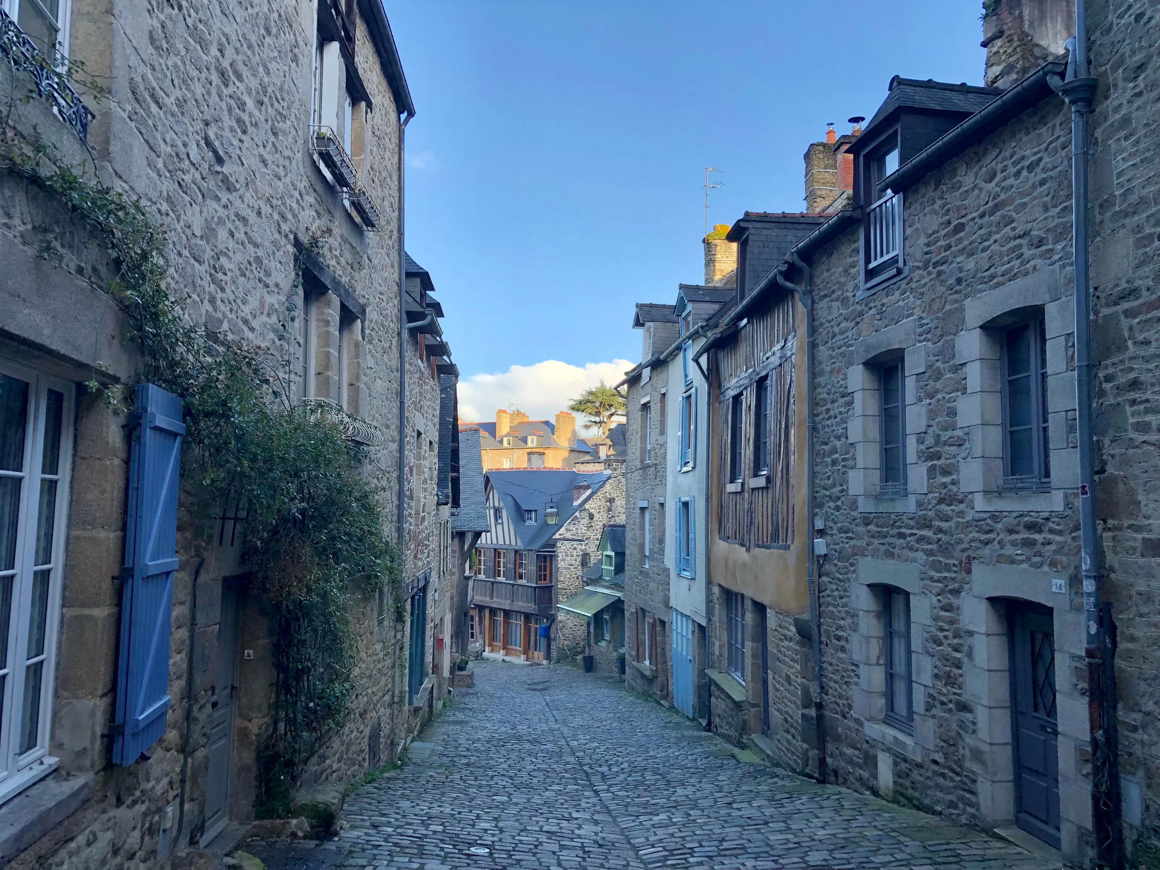 On flâne dans la rue Jerzual à Dinan ©Roole