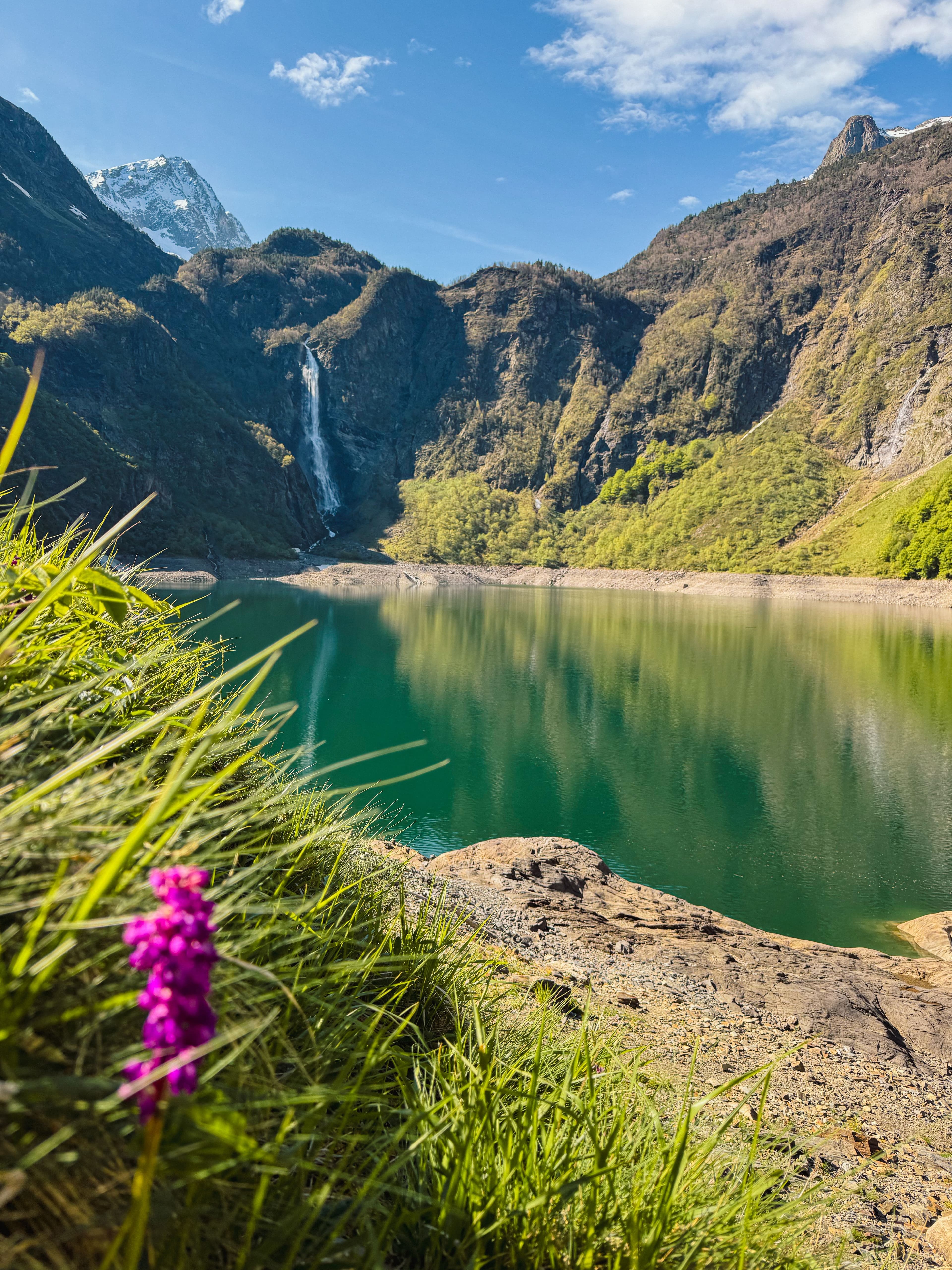 Le lac d'Oô et sa célèbre cascade. ©Nature Voyages Découvertes