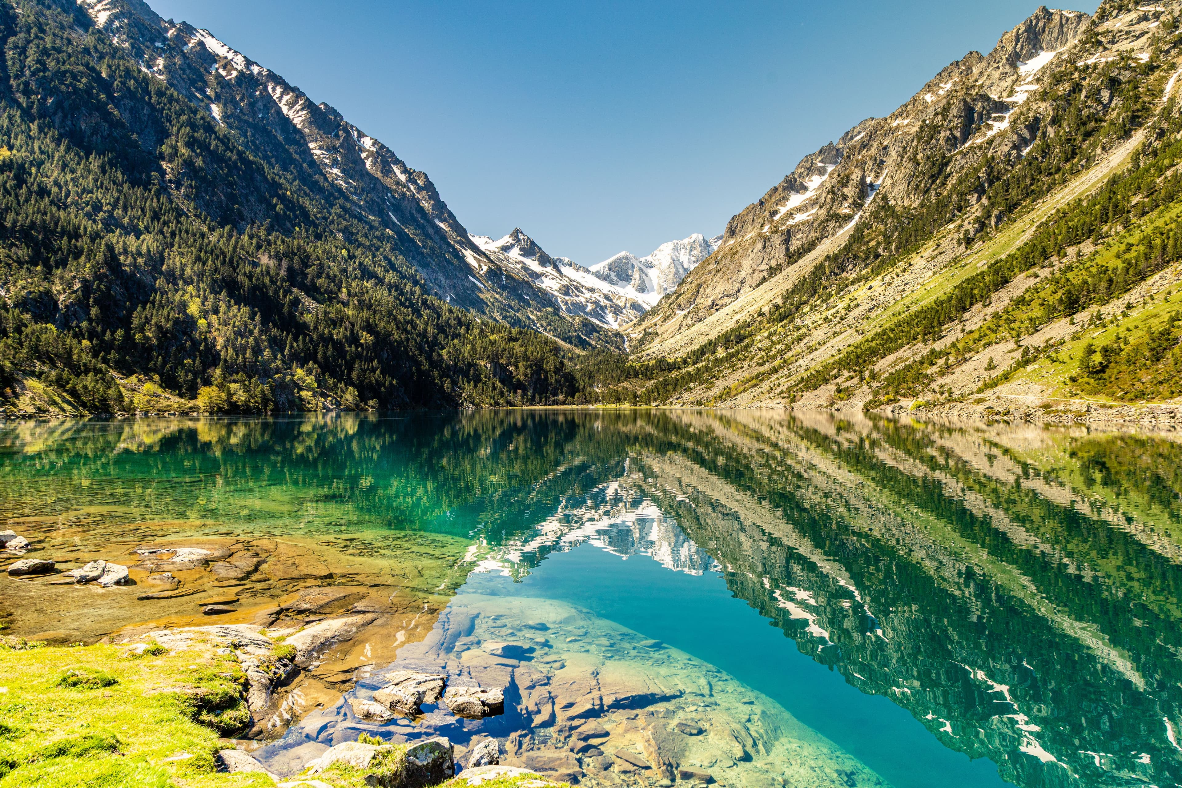Le lac de Gaube, joyau des Pyrénées, entre pics enneigés et forêts luxuriantes ©Nature Voyages Découvertes