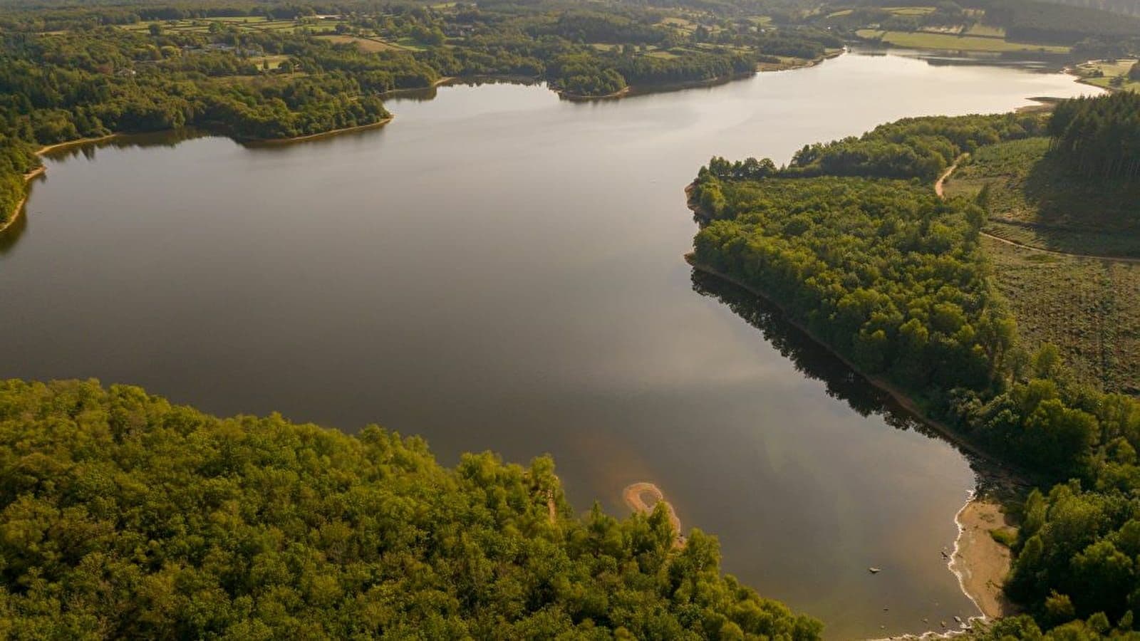 Lever de soleil sur le lac de Saint-Agnan. ©OT Morvan.