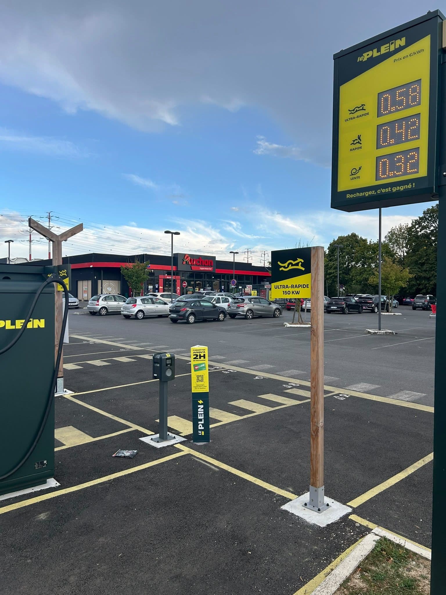 Les totems de prix reprennent les codes des stations-essence. ©Le Plein