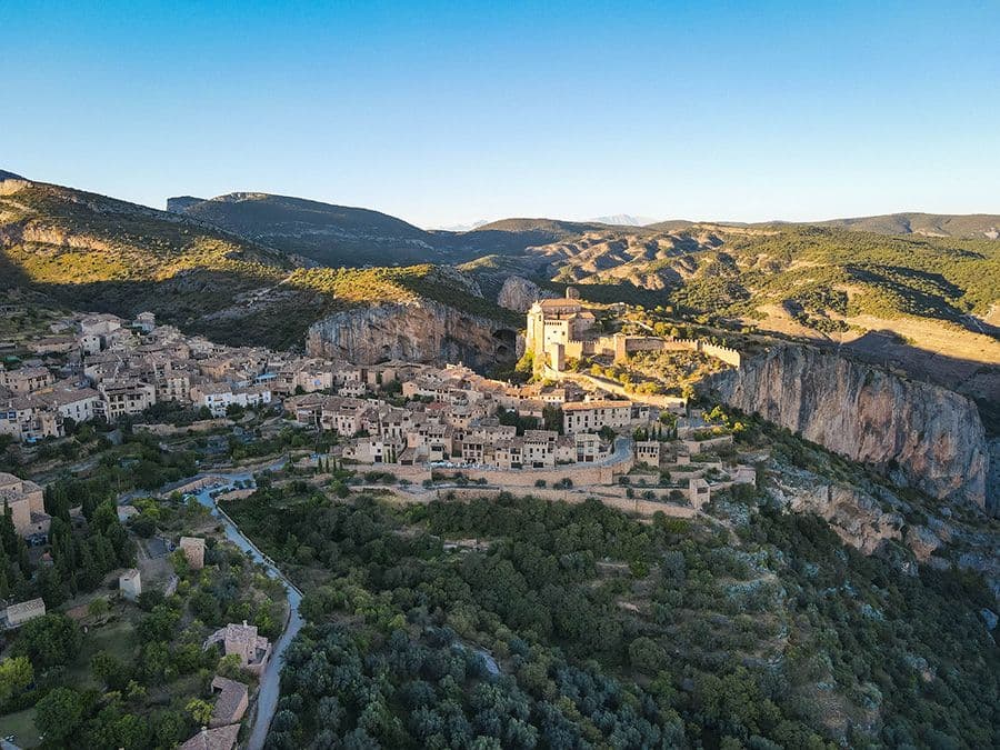 Le village d'Alquézar, niché sur l’un des canyons de la rivière Vero. ©Pinterest
