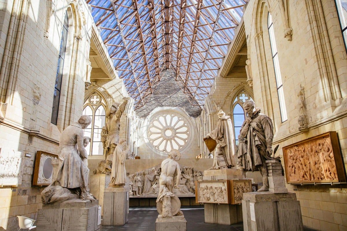 Abbatiale Toussaint, galerie David d'Angers ©Les Conteurs