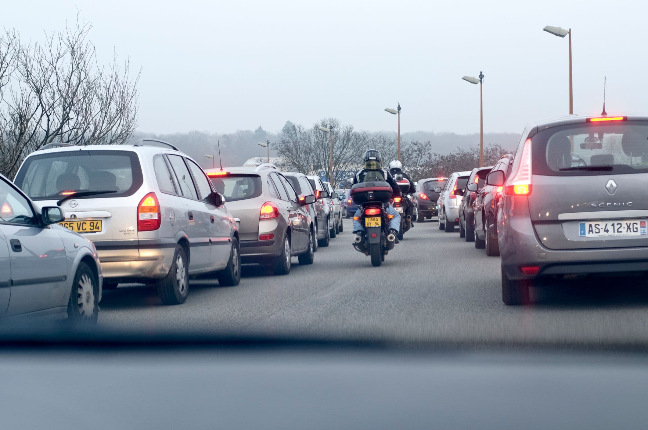 Photo d'un embouteillage à Paris avec des motos en inter-file.